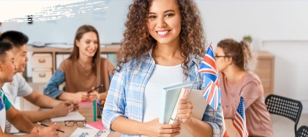 Estudiantes en una clase de inglés con banderas británica y estadounidense